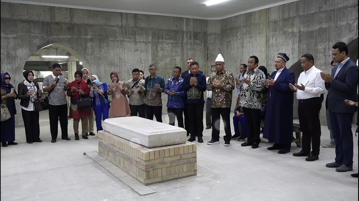 Rachmat Gobel Ziarah ke Makam Imam Bukhori