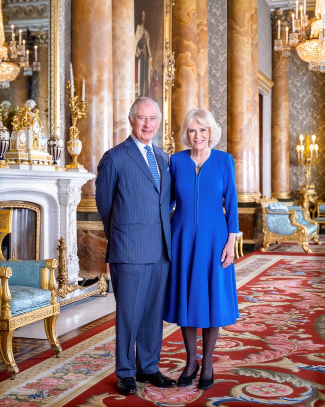 Camilla akan segera resmi mendapatkan gelar permaisuri pada pelantikan Raja Charles pada 6 Mei 2023. Image ‘pelakornya’ perlahan memudar dan tergantikan dengan sosok kuat yang selalu mendampingi Raja Charles. Foto: via REUTERS/HUGO BURNAND/ROYAL HOUSEHOLD 202