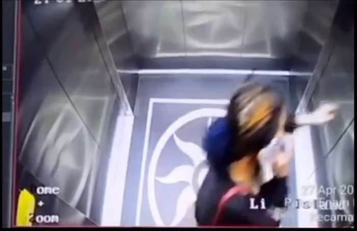 Rekaman CCTV yang beredar saat wanita yang ditemukan tewas di Bandara Kualanamu berada di dalam lift sebelum terjatuh. (Foto: Istimewa)