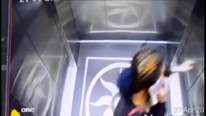 Rekaman CCTV yang beredar saat wanita yang ditemukan tewas di Bandara Kualanamu berada di dalam lift sebelum terjatuh. (Foto: Istimewa)
