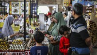 Tak hanya sekedar beristirahat, rest area ini juga dilengkapi dengan berbagai macam oleh-oleh yang khas.