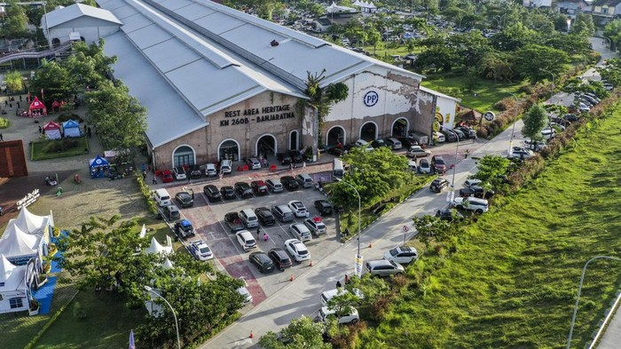 Pengunjung membeli oleh-oleh di rest area Heritage Km 260B Jalan Tol Pejagan-Pemalang, Banjaratma, Brebes, Jawa Tengah, Jumat (28/4/2023). Menjelang arus balik lebaran 2023 gelombang kedua, Tempat Istirahat dan Pelayanan (TIP) di bekas lahan Pabrik Gula tersebut mulai dipadati pengunjung dan kendaraan dari Jawa Tengah menuju Jakarta. ANTARA FOTO/Rivan Awal Lingga/nz