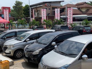 Rest Area KM 62 Tol Cikampek Dipadati Pemudik yang Balik ke Ibu Kota