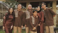 Hubungan keduanya bahkan dapat dukungan dari keluarga terdekat. Pada lebaran tahun ini, misalnya, Mahalini mampir ke rumah keluarga Rizky Febian.