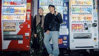 Jejeran vending machine ini jadi latar keren buat foto. Iky dan Mahalini pun tak mau melewatkan momen foto berdua di depannya.