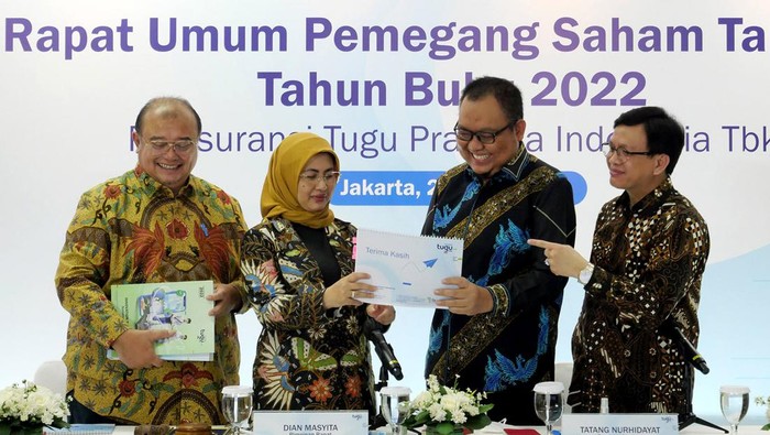 RUPS Tugu Insurance PT Asuransi Tugu Pratama Indonesia Tbk (“Tugu Insurance”) berhasil mencatatkan peningkatan kinerja baik secara konsolidasian maupun induk (own operation) di akhir tahun buku 2022 (audited) disertai tingkat Risk Based Capital (RBC) 470,02% yang berada jauh di atas ketentuan batas minimum Otoritas Jasa Keuangan (OJK) yaitu sebesar 120%. Dari Sisi Laba Tugu Insurance secara induk turut mengalami peningkatan yakni dari Rp 251,48 Miliar naik signifikan 60% menjadi Rp 401,98 Miliar. Premi Bruto secara induk perseroan sebesar Rp 4,06 Triliun naik sebesar 6% dari periode yang sama tahun sebelumnya sebesar Rp. 3,83 Triliun. Hasil RUPST menyutujui adanya perubahan susunan pengurus perseroan. B Universe Photo/David Gita Roza