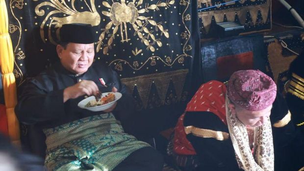 Saat Prabowo makan nasi padang menggunakan tangan.