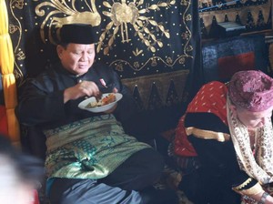 Momen Prabowo Makan Nasi Padang Pakai Tangan saat Kunjungi Sumbar