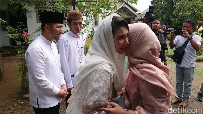 Perayaan Lebaran Ketupat atau kupatan di Trenggalek berlangsung meriah. Ribuan warga berbondong-bondong ke Kecamatan Durenan untuk bersilaturahmi dengan sanak saudara dan tokoh agama.