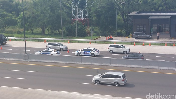 Sistem contraflow dan arus balik diterapkan di Tol Palimanan-Cikampek, 29 April 2023. (Rumondang Naibaho/detikcom)