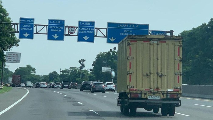 Situasi lalu lintas di Tol Cikampek arah Jakarta ramai dan lancar, Sabtu (29/4/2023) jelang siang.