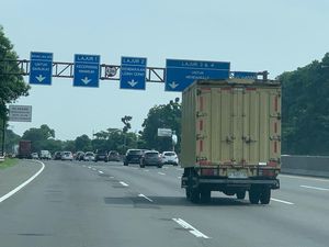 Arus Balik Mudik di Tol Cikampek arah Jakarta Ramai Lancar Siang Ini