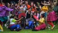 Sejumlah penari Blandhong Ori dan mahasiswa mementaskan Seni Tari Rontek saat pergelaran Solo Menari 24 Jam di Institut Seni Indonesia Solo, Jawa Tengah, Sabtu (29/4/2023).
