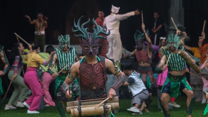 Sejumlah penari Blandhong Ori dan mahasiswa mementaskan Seni Tari Rontek saat pergelaran Solo Menari 24 Jam di Institut Seni Indonesia Solo, Jawa Tengah, Sabtu (29/4/2023). Acara yang digelar untuk merayakan Hari Tari Dunia tersebut diikuti 130 sanggar atau kelompok seni se-Indonesia yang akan tampil secara bergantian selama 24 jam.ANTARAFOTO/Maulana Surya/pras.