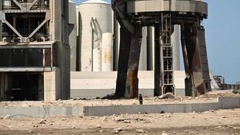 Di pihak lain, ilmuwan Philip Metzger mengatakan jika pelat baja di permukaan landasan bisa jadi solusi yang baik. Namun masalahnya, Starship membutuhkan waktu lama untuk lepas landas sehingga tetap bisa melelehkan baja di bawahnya. Foto: Getty Images