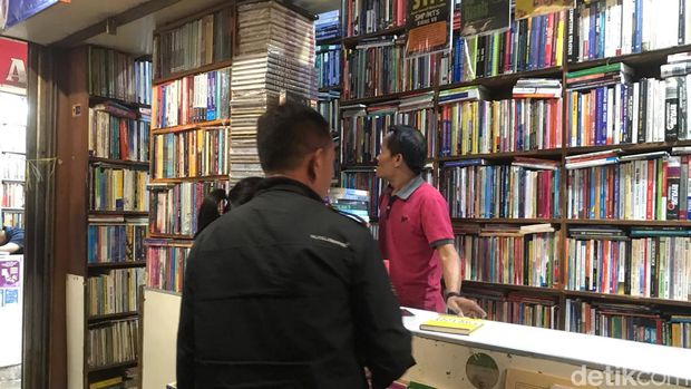 Suasana di Pasar Buku Palasari, Kota Bandung.