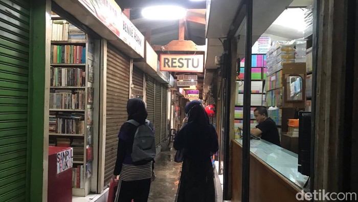 Suasana di Pasar Buku Palasari, Kota Bandung.