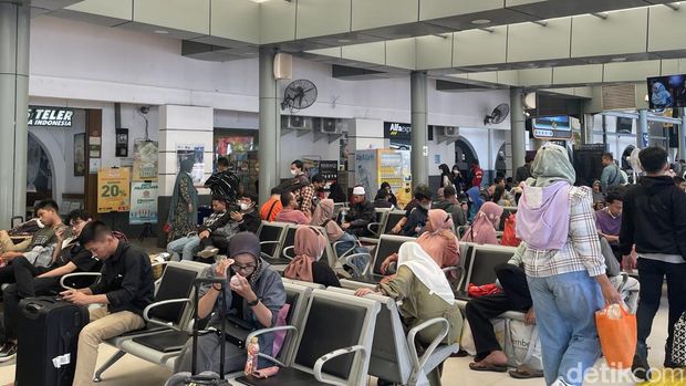 suasana Stasiun Pasar Senen, Sabtu (29/4/2023).