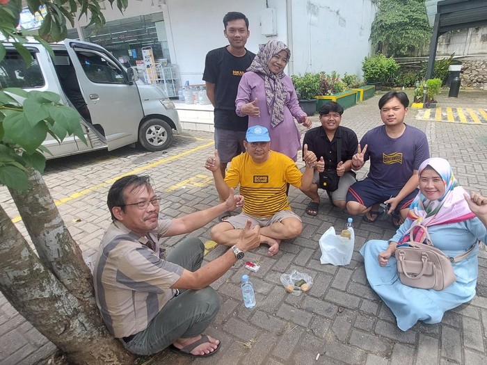 Tajudin (baju cokelat) dan keluarganya di Rest Area 62 Tol Cikampek arah Jakarta, Sabtu (29/4/2023).
