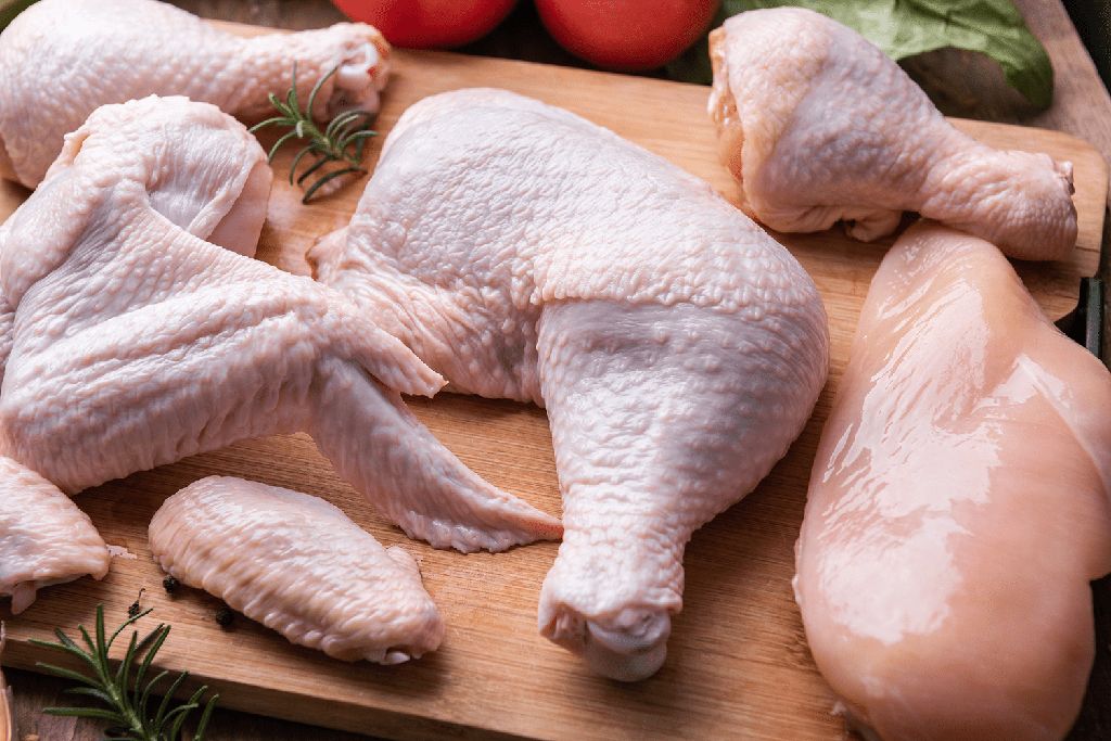 Tak Takut Keracunan, Pria Ini Lahap Makan Paha Ayam Mentah