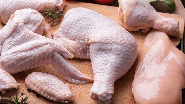 Tak Takut Keracunan, Pria Ini Lahap Makan Paha Ayam Mentah
