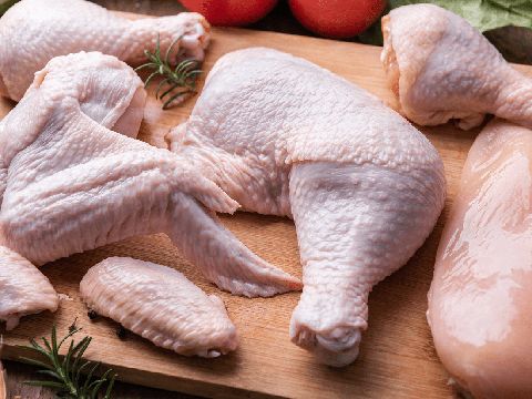 Tak Takut Keracunan, Pria Ini Lahap Makan Paha Ayam Mentah