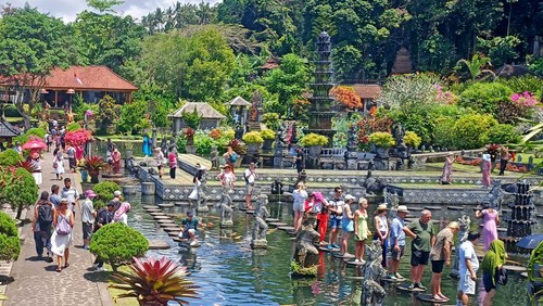 Suasana Taman Tirta Gangga yang terletak di Desa Ababi, Kecamatan Abang, Kabupaten Karangasem ramai dikunjungi wisatawan Sabtu (29/4/2023).