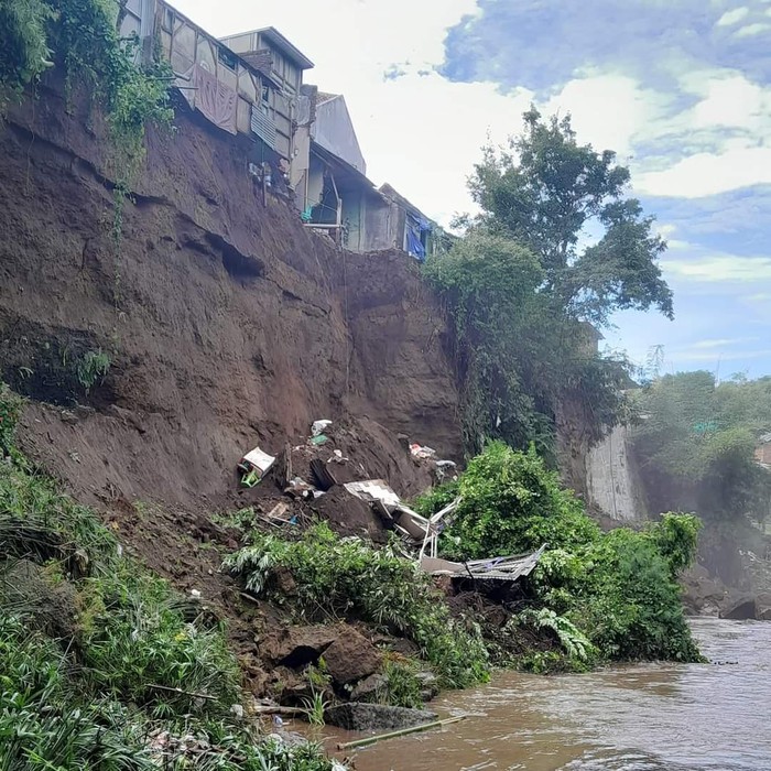 Belasan rumah di Kota Malang rusak karena tanahnya longsor. Tanah belakang rumah yang berada di bantaran sungai, longsor seetelah hujan deras pada Jumat (28/4).