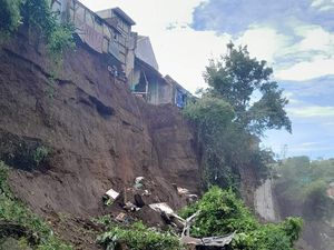 Tanah di Kota Malang Longsor hingga Belasan Rumah Rusak, Korban Mengungsi
