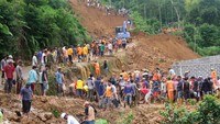 Warga bersama relawan dan tim SAR bergotong royong menyingkirkan timbunan tanah yang menimpa rumah warga di lokasi bencana tanah longsor desa Derongisor, Mojotengah, Wonosobo, Jawa Tengah, Sabtu (29/4/2023).