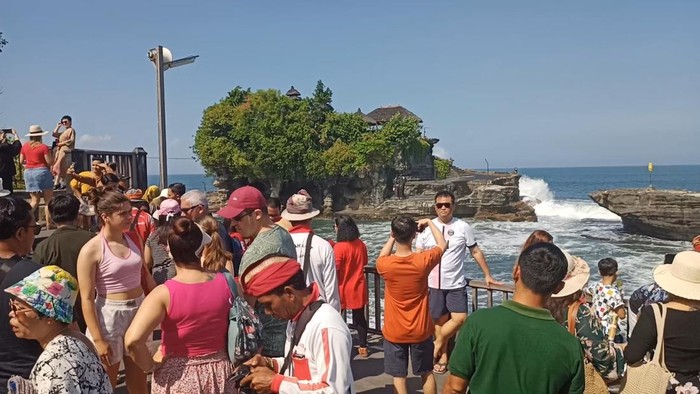 Suasana libur Lebaran 2023 di objek wisata Tanah Lot pada Minggu (23/4/2023).