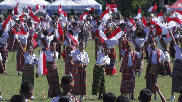 Sejumlah pelajar berpakaian adat Timor mengibarkan bendera merah putih saat menampilkan tarian Lufut di Kota Kupang, NT, Jumat  (28/4/2023). Tarian Lufut yang diperagakan  2.770 pelajar SD dan SMP itu dalam rangka  perayaan Hari Ulang Tahun (HUT) Kota Kupang ke-27 sekaligus dalam rangka menyambut Hari Pendidikan Nasional.ANTARA FOTO/Kornelis Kaha/nz.