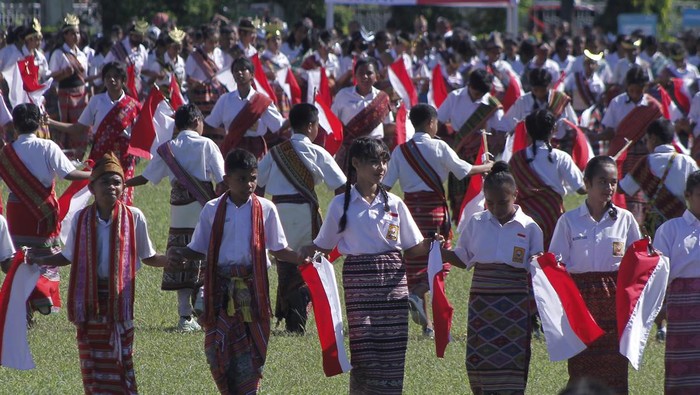 TARIAN MASSAL LUFUT DI KOTA KUPANG Sejumlah pelajar berpakaian adat Timor mengibarkan bendera merah putih saat menampilkan tarian Lufut di Kota Kupang, NT, Jumat (28/4/2023). Tarian Lufut yang diperagakan 2.770 pelajar SD dan SMP itu dalam rangka perayaan Hari Ulang Tahun (HUT) Kota Kupang ke-27 sekaligus dalam rangka menyambut Hari Pendidikan Nasional.
ANTARA FOTO/Kornelis Kaha/nz.