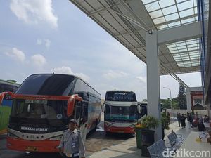 Ribuan Penumpang Bus Arus Balik Sesaki Terminal Patria Blitar