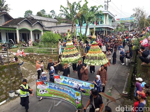 Tradisi bakdo sapi di Dukuh Mlambong, Desa Sruni, Kecamatan Musuk, Kabupaten Boyolali, Sabtu (29/4/2023).