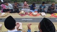 Disela kegiatan, warga juga sempat memanjatkan doa bersama.