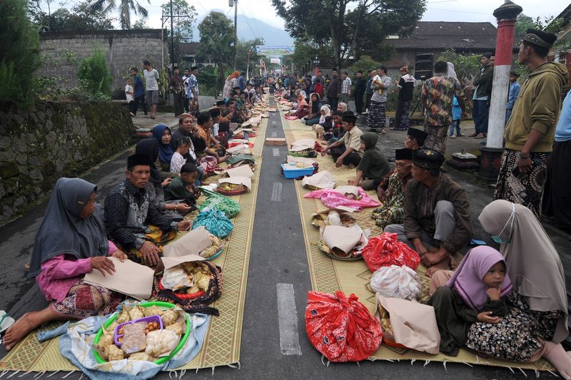 Warga berdoa bersama saat mengikuti Tradisi Kenduri Syawalan di kaki Gunung Merapi, Mlambong, Sruni, Musuk, Boyolali, Jawa Tengah, Sabtu (29/4/2023). Tradisi kenduri Syawalan atau lebaran ketupat yang dilakukan oleh warga setempat itu sebagai wujud syukur dan mempererat tali silaturahmi antarwarga di kaki Gunung Merapi. ANTARA FOTO/Aloysius Jarot Nugroho/pras.
