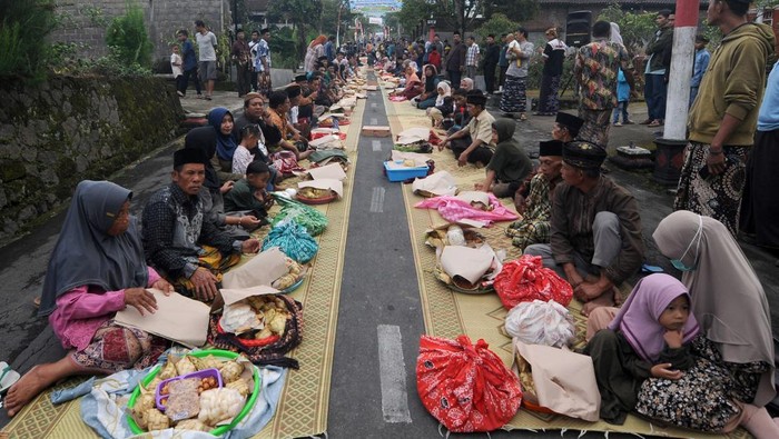 TRADISI KENDURI SYAWALAN DI KAKI GUNUNG MERAPI Warga berdoa bersama saat mengikuti Tradisi Kenduri Syawalan di kaki Gunung Merapi, Mlambong, Sruni, Musuk, Boyolali, Jawa Tengah, Sabtu (29/4/2023). Tradisi kenduri Syawalan atau lebaran ketupat yang dilakukan oleh warga setempat itu sebagai wujud syukur dan mempererat tali silaturahmi antarwarga di kaki Gunung Merapi. ANTARA FOTO/Aloysius Jarot Nugroho/pras.