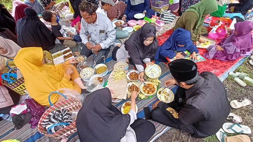 Makan bersama menjadi hal yang identik dengan tradisi Mesyawalan dan Ketog Semprong di Banjar Candikuning II, Desa Candikuning, Kecamatan Baturiti. Demikian pula dalam perayaan Idul Fitri 1444, tradisi ini digelar pada Sabtu (29/4/2023).