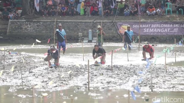 Tradisi lomba Ski Lot di Pasuruan saat Lebaran Ketupat.