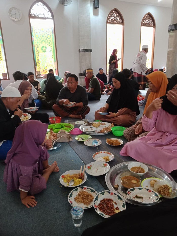 Makan bersama di dalam Masjid Baiturrahman Kampung Angantiga, Desa Petang, Badung, dalam perayaan Ketupat Lebaran, Sabtu (29/4/2023).