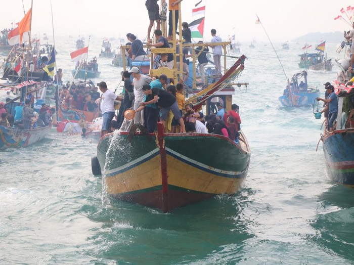 Tradisi Pesta Lomban di Kabupaten Jepara, Jawa Tengah, Sabtu (29/4/2023).
