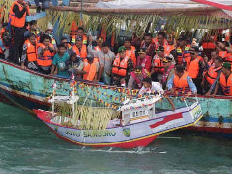 Tradisi Pesta Lomban di Kabupaten Jepara, Jawa Tengah, Sabtu (29/4/2023).