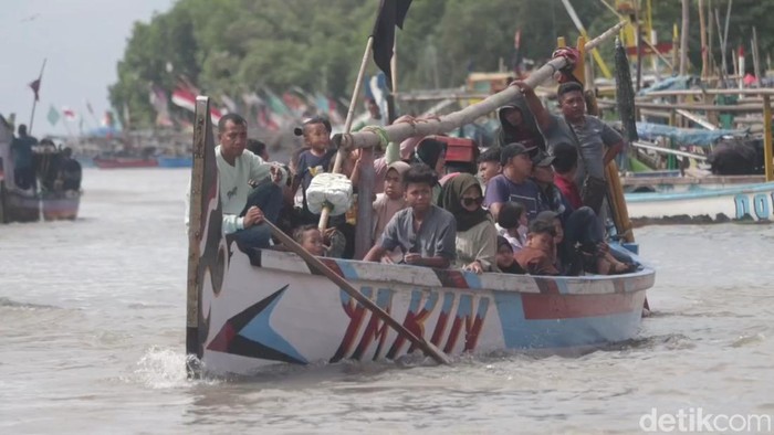 Tradisi Praonan digelar di pesisir Kota Pasuruan bersamaan dengan Lebaran Ketupat. Tradisi ini menjadi magnet bagi ribuan orang.