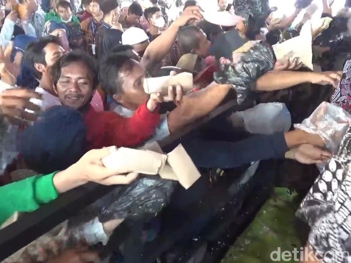 Tradisi Syawalan kue lopis di Krapyak, Kota Pekalongan, Jawa Tengah, Sabtu (29/4/2023).