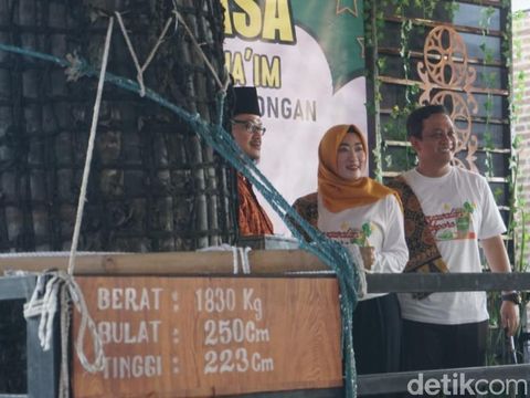 Tradisi Syawalan kue lopis di Krapyak, Kota Pekalongan, Jawa Tengah, Sabtu (29/4/2023).