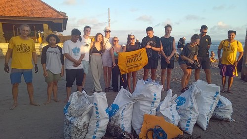 Trash Hero Bali berhasil memungut 159 kilogram sampah dalam satu jam di sejumlah pantai, termasuk Pantai Batu Bolong.