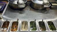 Mereka juga menyiapkan aneka condiments yang bisa diambil sesuai keinginan. Pilihannya ada bawang goreng, daun bawang, biji wijen, cabe rawit, dan jeruk nipis segar. Foto: Detikcom / Atiqa Rana