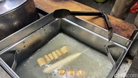 Kalau pilih mau dibuat steamboat, satenya akan direbus dalam kuah kaldu terlebih dahulu seperti ini. Proses perebusannya pun tidak memakan waktu lama, jadi jangan khawatir.  Foto: Detikcom / Atiqa Rana