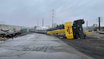 Kendaraan berat yang baru dibeli mengalami kecelakaan. Foto: Bored Panda